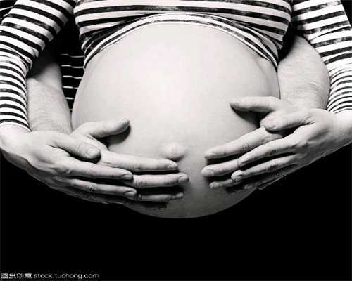 怀孕八个月，那个女人强迫我生孩子，因为她无